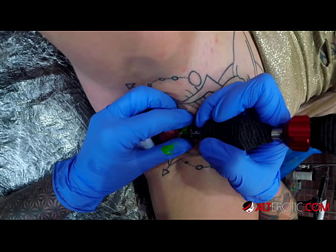 ❤️ Extremadamente tatuado hottie Sully Savage consiguió un tatuaje en su clítoris ❤️❌ Video de porno de calidad en es.xxxdeutschepornos.ru ❌️